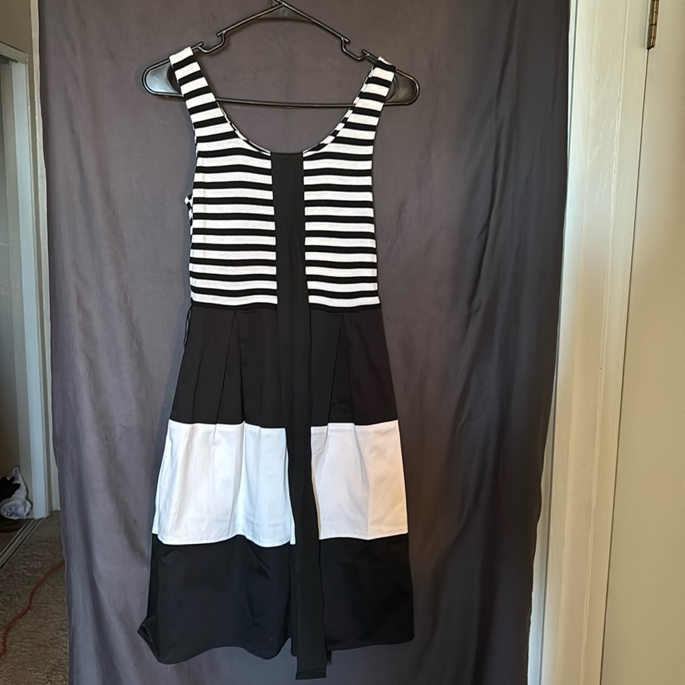 Venus black/white dress - Picture 1 of 8